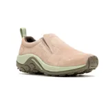 Zapatillas tipo slip-on Merrell modelo Jungle Moc, confeccionadas en gamuza color beige con detalles en verde claro y suela de goma marrón. Presentan diseño sin cordones con paneles elásticos laterales para facilitar el calce y tecnología Air Cushion en el talón para mayor amortiguación.