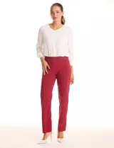 Pantalón sastrero de corte recto y entallado, con nervadura central vertical que estiliza la silueta. Cuenta con cintura ancha de soporte, panel de malla interna para control abdominal y bolsillos posteriores simulados.