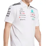 Polo oficial de adidas Motorsports del equipo Mercedes-AMG Petronas Formula One Team, color blanco, con cuello polo y cierre de botones. Presenta franjas negras en los hombros y múltiples logos de patrocinadores en el pecho y mangas.