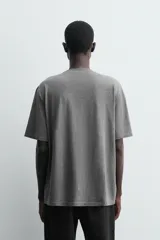 Camiseta de corte regular confeccionada en tejido de algodón compacto, con cuello redondo y manga corta.
