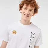 Remera blanca de manga corta con estampa inspirada en la serie One Piece, que incluye un sombrero de paja, texto en japonés, la leyenda "Straw Hat Crew" y el logo de Monkey D. Luffy.
