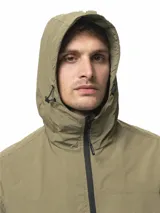 Campera rompevientos de nylon color gris, con capucha ajustable, cierre frontal completo, bolsillos laterales con cierre, puños elásticos y ruedo ajustable.