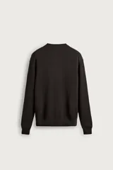 Sweater de punto en canalé color negro, de corte regular fit, cuello redondo y manga larga con terminaciones en rib.