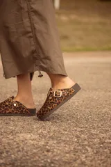 Zuecos con estampado animal print, suela de corcho y hebilla dorada.