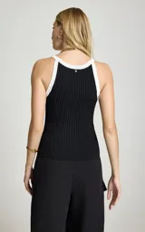 Musculosa Le Lis Blanc de punto color negro, con corte recto, escote redondo amplio con ribete en contraste color blanco, tirantes medianos y silueta ajustada.