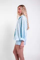 Camisa de silueta clásica confeccionada en jacquard tonal celeste con motivo de inspiración vintage y botones metálicos.