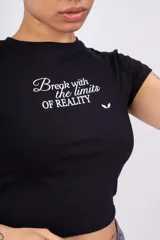 Remera negra de jersey con lycra y estampado frontal con la frase 'Break with the limits of reality' en color blanco.