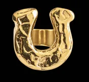 Anillo de bronce con diseño orgánico en forma de herradura y textura irregular.