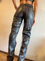 Pantalón cargo de cuero sintético negro con estampado croco, corte recto y bolsillos laterales.