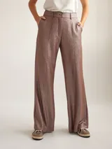 Pantalon de vestir de corte recto y tiro medio-alto, confeccionado en crepe con acabado metalizado lurex. Presenta pretina con detalle de sesgo a contratono, cierre frontal y bolsillos laterales.