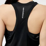 Musculosa deportiva negra de New Balance con logo blanco estampado en el pecho.