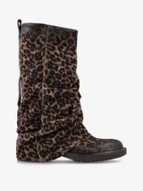 Bota de caña media confeccionada en gamuza con estampado animal print de leopardo. Presenta un diseño de silueta relajada con efecto fruncido, base plana y suela de goma resistente.