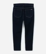 Pantalón de jeans azul oscuro, corte skinny, tiro alto, con bolsillos delanteros y traseros.
