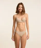 Soutien triangular de microfibra color beige, con copas preformadas, sin aro y breteles finos ajustables.