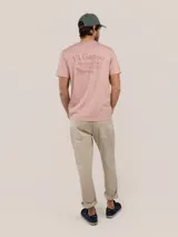Pantalón de gabardina de corte slim fit y tiro medio, con diseño de cinco bolsillos y cierre de cremallera.