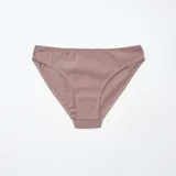 Pack de cinco braguitas tipo bikini, con bordes de encaje. Incluye dos lisas en tonos marrones/topo, una negra lisa, una negra con estampado animal print dorado y una marrón topo con estampado animal print oscuro.