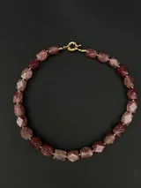 Collar de piedras naturales de ágata negra con diseño de cuentas facetadas en forma octogonal y detalles metálicos en gold filled 24k.