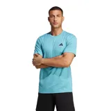 Remera de training Adidas color celeste con logo negro en el pecho. Confeccionada con tecnología Aeroready que mantiene la piel seca.