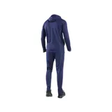 Conjunto deportivo Under Armour negro con detalles en blanco, compuesto por campera con capucha y cierre frontal, y pantalón con cintura elástica y cordón ajustable. Ambos con logo de la marca en blanco.