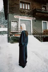 Sudadera de cuello redondo y manga larga en color azul marino. Presenta un estampado frontal con el texto St. Moritz y un gráfico de sol en tonos amarillos. Cuenta con puños y ruedo en tejido rib.