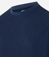 Remera masculina de manga corta, cuello redondo y color marrón oscuro, confeccionada en tejido acanalado de poliéster y algodón.