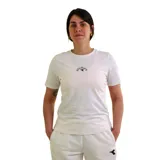 Remera de manga corta color blanco roto, con cuello redondo y el logo de Diadora bordado en negro en el pecho.