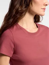 Camiseta básica de algodón color blanco, con cuello redondo y mangas cortas, de corte ajustado.