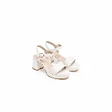 Sandalias de fiesta off white confeccionadas en 100% cuero, con taco ancho alto, plataforma delantera, tira ancha en la parte frontal y pulsera al tobillo con hebilla metálica regulable.