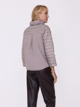 Campera puffer color visón, con capucha y mangas 3/4.