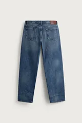 Pantalón jeans de corte recto, color celeste claro con efecto lavado, de cinco bolsillos y tiro medio.