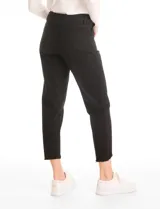 Pantalón de corte crop, color gris, con diseño de cinco bolsillos, cierre frontal con botón y ruedo irregular con terminación desflecada.