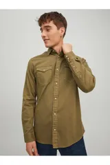 Camisa de denim color verde militar, corte slim fit, con cuello clásico, cierre frontal abotonado, mangas largas con puños abotonados y dos bolsillos de parche en el pecho con solapa abotonada.