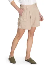 Short de lino orgánico color crema, de tiro alto con pinzas, bolsillos cargo laterales y cierre frontal con botones.