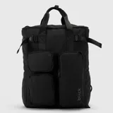 Mochila urbana de diseño funcional en color negro, confeccionada en material repelente al agua. Cuenta con múltiples bolsillos frontales con cierre, compartimento principal espacioso con capacidad para laptop de 16 pulgadas, asas superiores tipo tote y correas ajustables. Incluye bolsillo secreto trasero y sistema de sujeción para maletas.