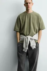 Camiseta boxy fit de algodón color verde militar, con cuello redondo y manga corta.