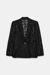 Blazer de encaje negro con cuello solapa, manga larga, bolsillos delanteros de vivo y cierre frontal con un botón.