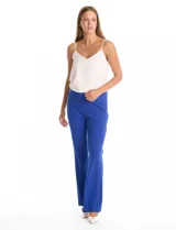 Pantalón de corte recto confeccionado en tejido crepe estructurado. Presenta tiro medio, cintura limpia sin pasadores, bolsillos laterales integrados en las costuras y pinzas de entalle en la parte posterior.