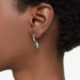 Par de aros Swarovski bañados en tono oro, con aros mini de cristales cuadrados transparentes y una Swarovski Zirconia con forma de pera de color verde rodeada de cristales cuadrados transparentes.