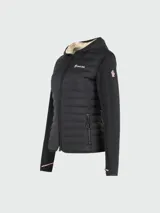 Campera Moncler híbrida de color negro, con cuerpo acolchado tipo puffer y mangas de tejido liso. Cuenta con capucha integrada, cierre frontal con cremallera y bolsillos laterales. Detalle del logo de la marca bordado en el pecho y bandas tricolores en los puños.