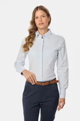 Camisa blanca entallada de manga larga, suave al tacto. Contiene spandex para un mejor calce.