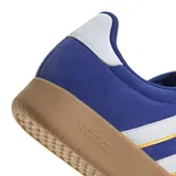 Championes urbanos Adidas modelo Barreda, de color azul con las icónicas tres tiras laterales en blanco y detalles en amarillo. Presentan una capellada de gamuza con puntera en forma de T y una suela de goma estilo cupsole en color caramelo.