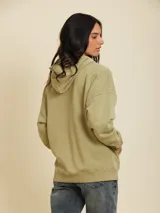 Canguro gris oscuro con efecto "rusty" o desgastado, con capucha, cierre frontal y bolsillos tipo canguro.