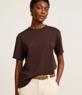 Remera básica de manga corta y cuello redondo, confeccionada en suedine de algodón peruano certificado BCI.