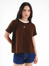 Remera de algodón azul marino, con cuello redondo y detalles en color blanco. Presenta mangas cortas con terminación bordada a contratono y logo bordado pequeño en el frente.