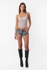 Top sin mangas confeccionado en microtul con foil, color gris claro, con breteles regulables y detalle de recortes en busto.