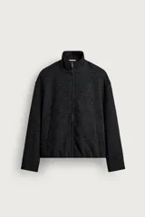 Cazadora de hombre regular fit en color gris oscuro, con diseño de jacquard geométrico. Cuenta con cuello subido, manga larga, bolsillos de vivo en la cadera y cierre frontal de cremallera.