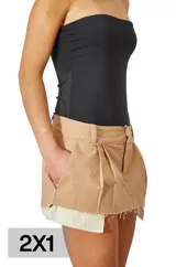 Mini falda color beige de gabardina elastizada con bolsillos laterales y ruedo desflecado.