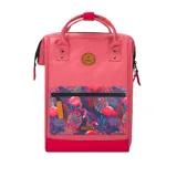 Mochila Cabaia modelo Adventurer Venise, color rosado con base fucsia. Cuenta con un bolsillo frontal con cierre, asas superiores y correas acolchadas. Incluye un parche redondo con logo en la parte superior y un parche rectangular con logo en la parte inferior.