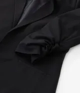 Blazer marrón de crepé de viscosa, corte alargado, sin cierre y mangas fruncidas.