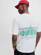 Remera blanca de manga corta y cuello redondo, con fit relajado. Presenta un pequeño estampado negro en el pecho con el texto "THE FIVE BOROUGHS HIDDEN IN THE HEIGHTS".